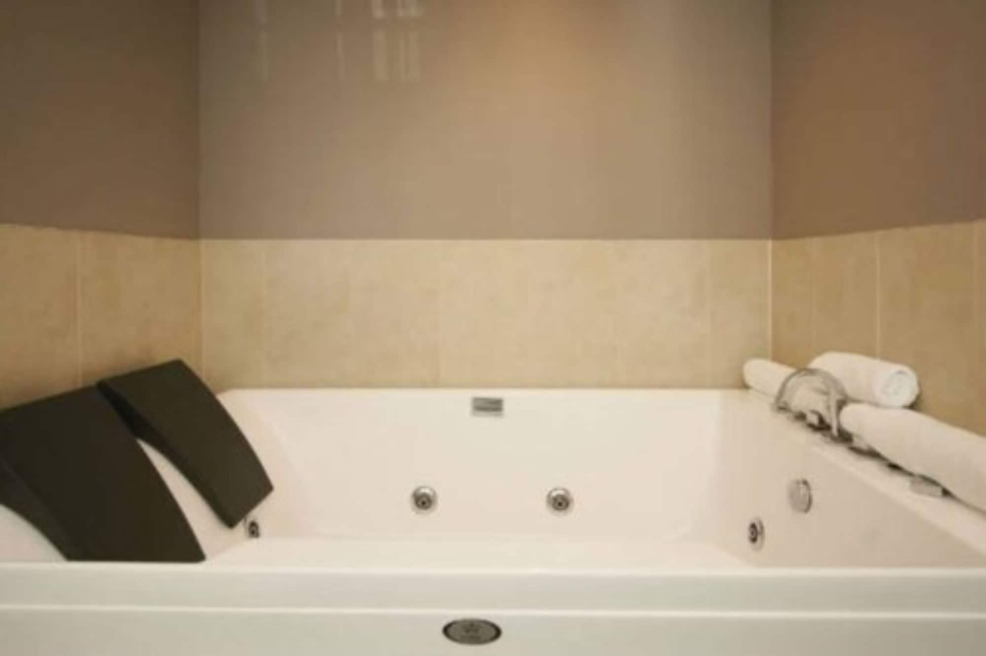 Aotea Motor Lodge Whanganui Zewnętrze zdjęcie A whirlpool bathtub