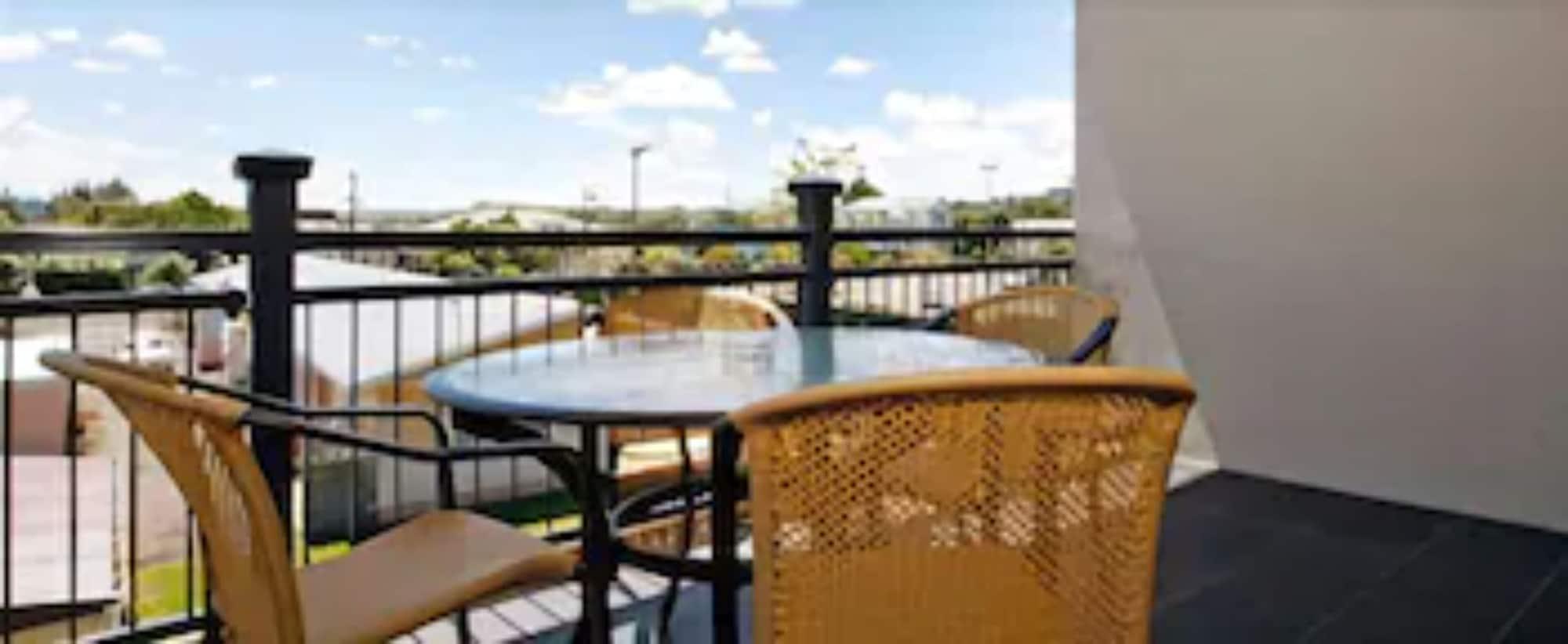 Aotea Motor Lodge Whanganui Zewnętrze zdjęcie A balcony at a hotel