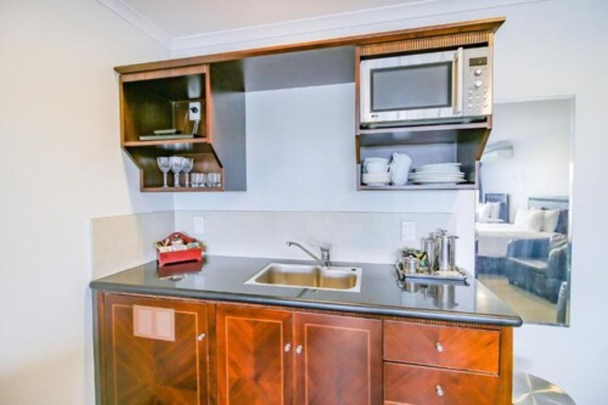 Aotea Motor Lodge Whanganui Zewnętrze zdjęcie A kitchenette in a hotel room