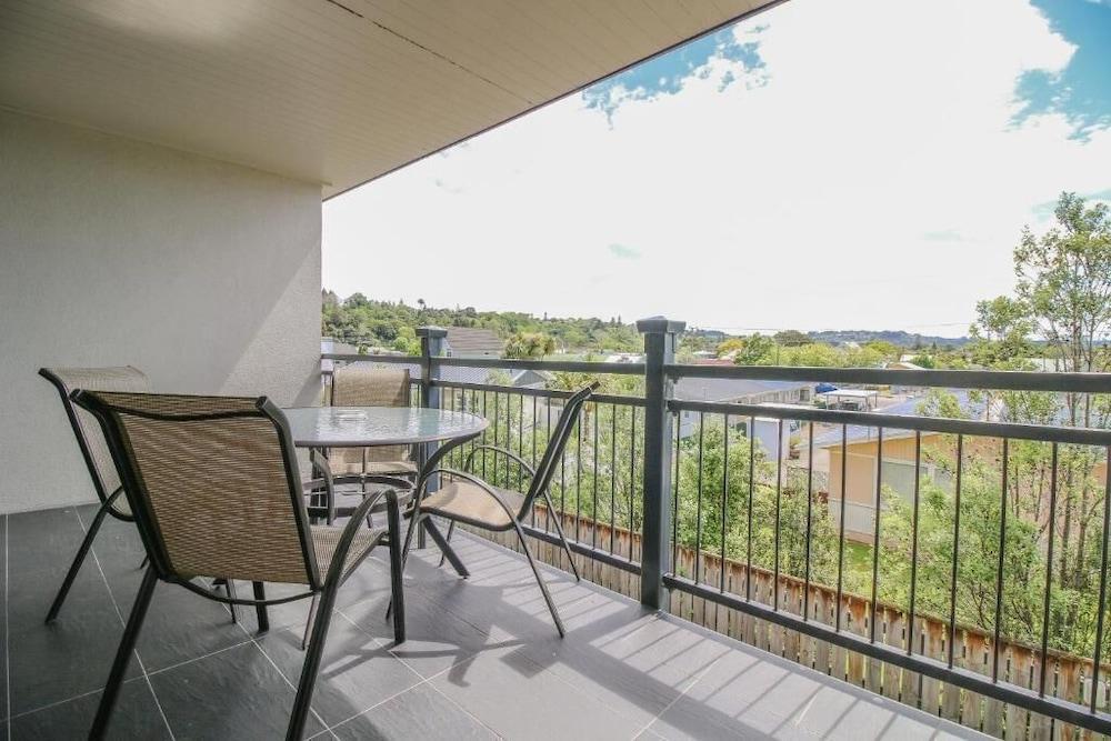 Aotea Motor Lodge Whanganui Zewnętrze zdjęcie A balcony