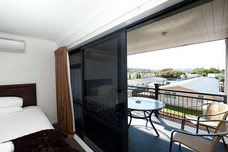 Aotea Motor Lodge Whanganui Zewnętrze zdjęcie A sliding door