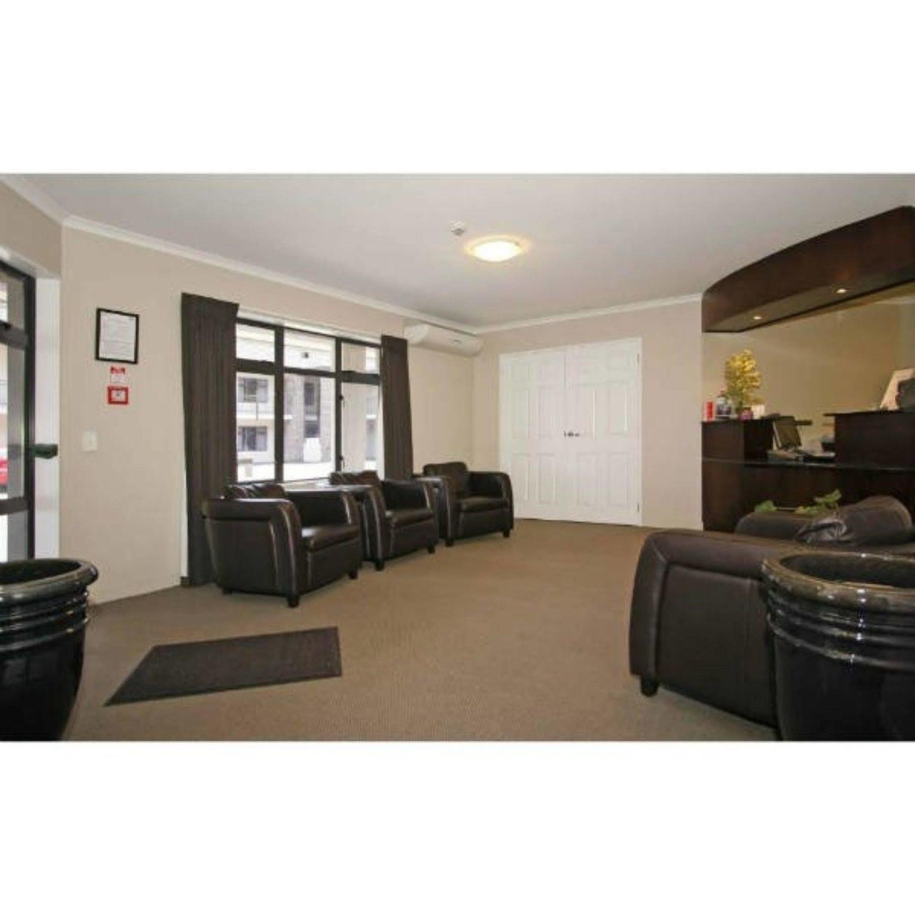 Aotea Motor Lodge Whanganui Zewnętrze zdjęcie The interior of the reception area at the hotel
